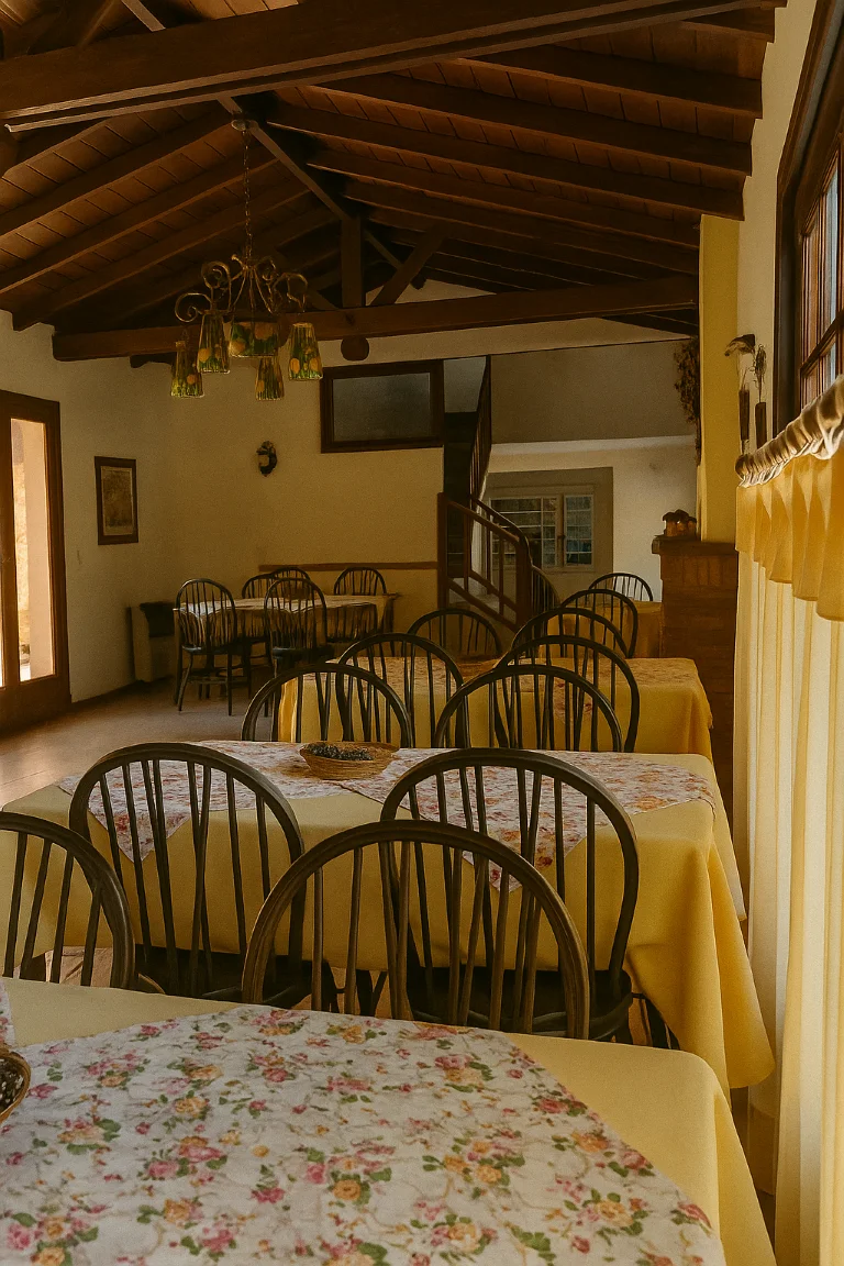 Comedor amplio de la residencia con techo de madera